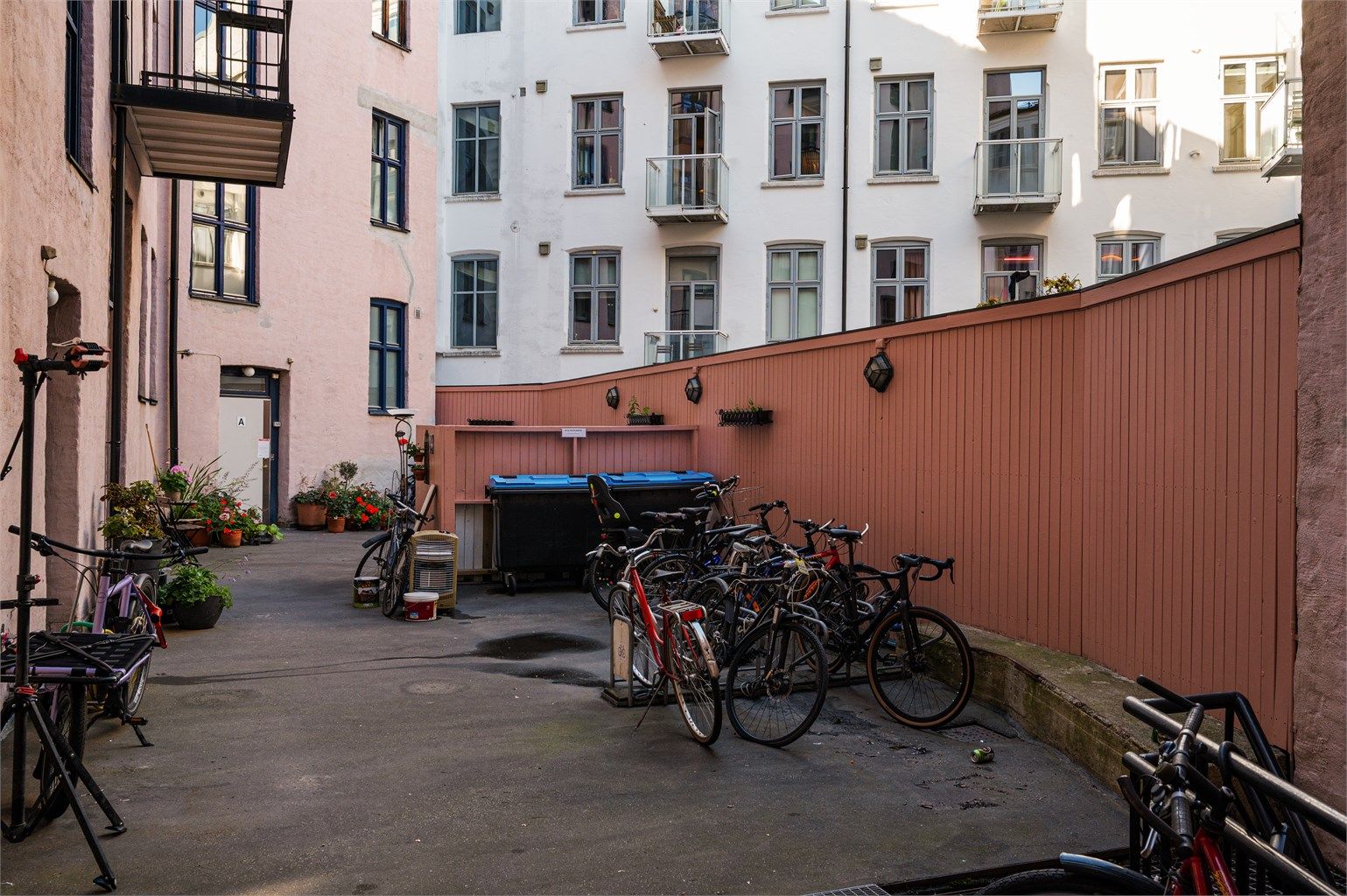 Inngangspartiet har adkomst fra intern bakgård. Her kan man også oppbevare sykkelen.