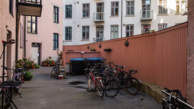 Inngangspartiet har adkomst fra intern bakgård. Her kan man også oppbevare sykkelen.