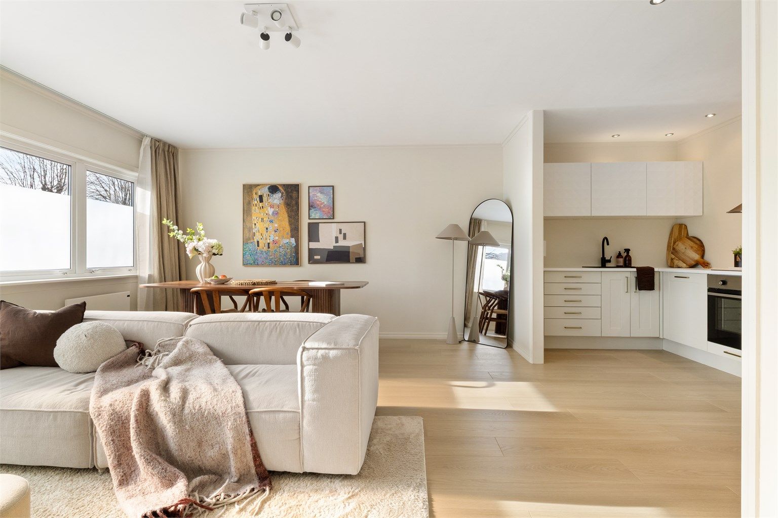 Leiligheten er lys og moderne. Leiligheten har raskest tilkomst fra parkeringsplassen og bod på samme plan.