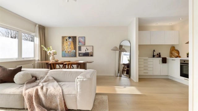 Leiligheten er lys og moderne. Leiligheten har raskest tilkomst fra parkeringsplassen og bod på samme plan.