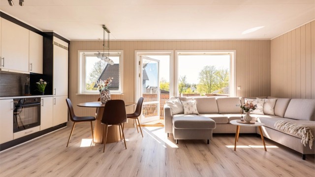 Vinduer mot vest fyller stuen med solstråler og mye naturlig lys.