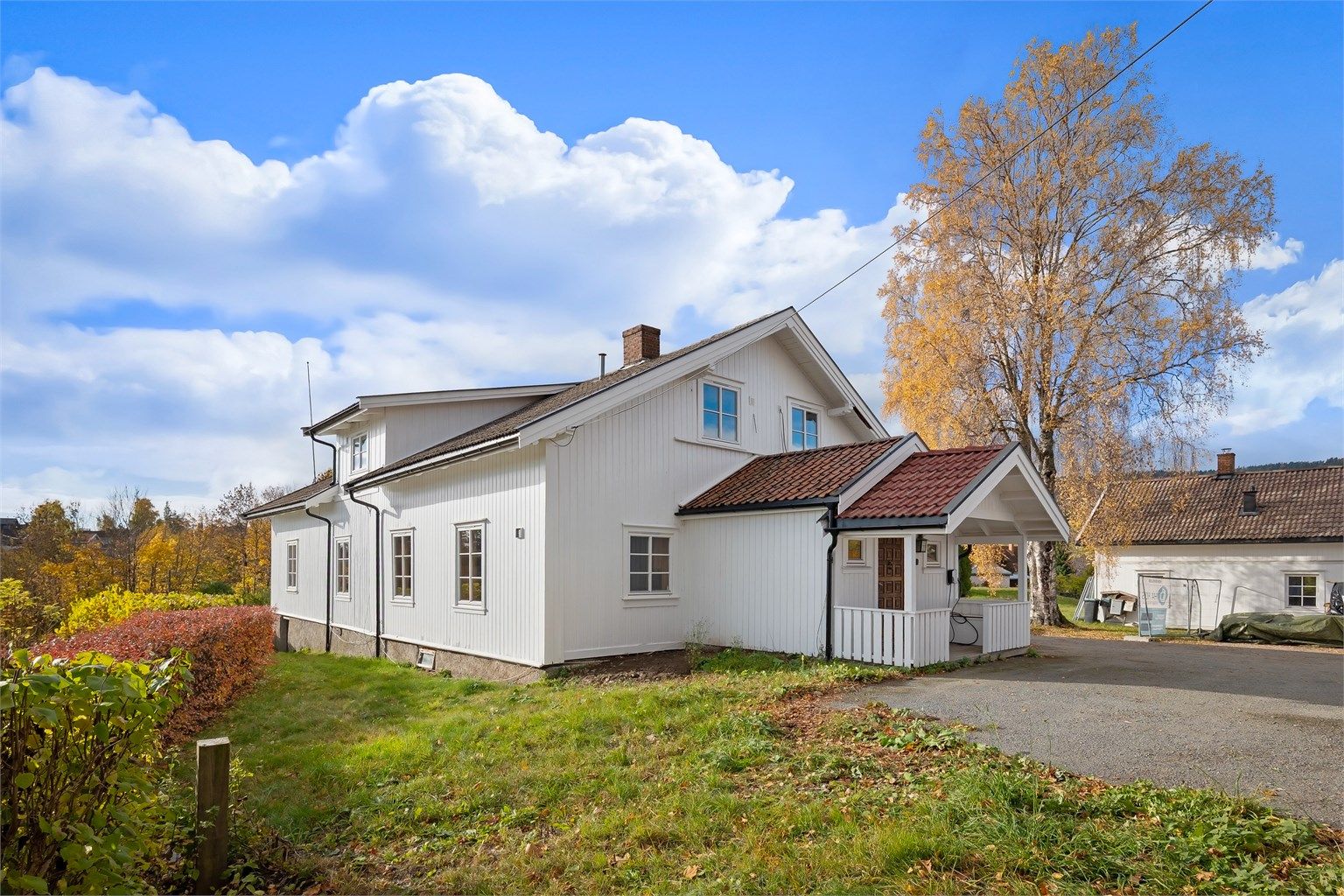 Boligen ligger i et nytt boligfelt på det tidligere gårdsområdet til Nordre Nes Gård på Haslum