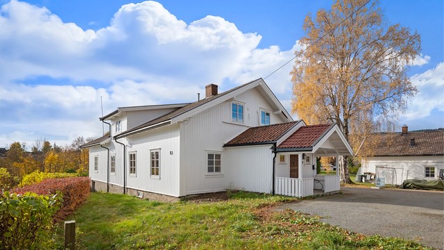 Boligen ligger i et nytt boligfelt på det tidligere gårdsområdet til Nordre Nes Gård på Haslum