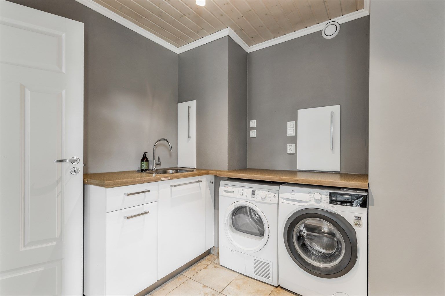 Vaskerom fra byggeår. Flislagt gulv med gulvvarme. Vegghengt innredning med nedsenket utslagsvask med armatur. Mekanisk avtrekk med ventil i vegg. Opplegg for vaskemaskin.