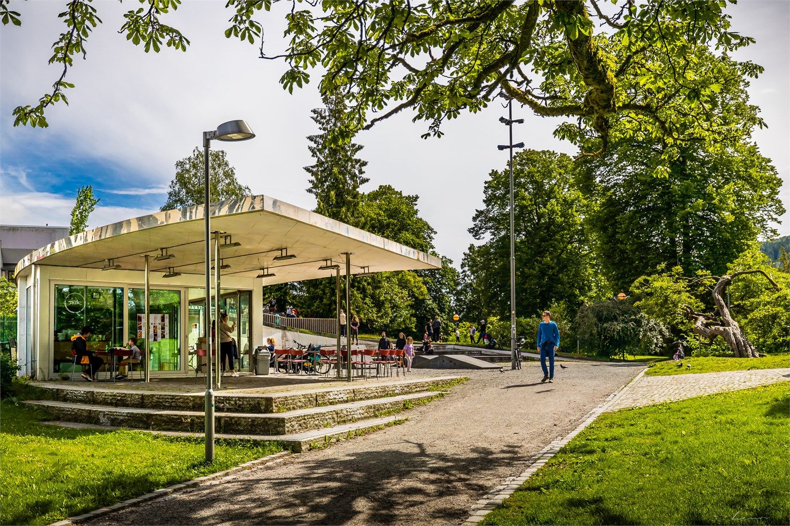 I parken finner du mange studenter som leser og har piknikk, hyggelige turstier og barn som leker.