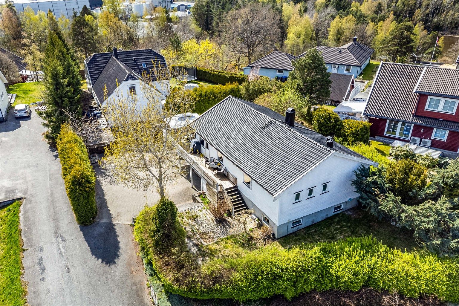 Tomten er festet og på 736 kvm. Festeavgiften er kr. 8.402,- pr. år og reguleres hvert 10. år iht. KPI, sist i 2023.