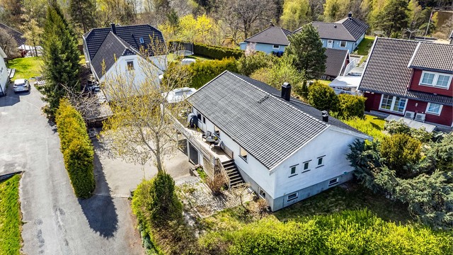 Tomten er festet og på 736 kvm. Festeavgiften er kr. 8.402,- pr. år og reguleres hvert 10. år iht. KPI, sist i 2023.