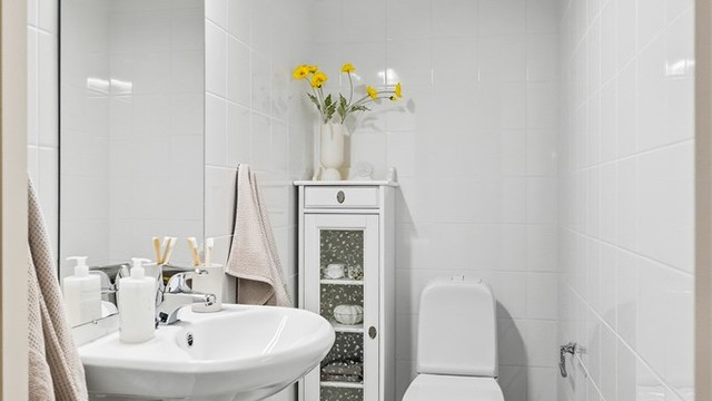 I tillegg finnes et separat toalettrom med frittstående toalett og servant.