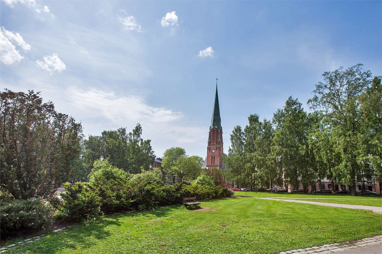 I motsatt retning, innover mot Grünerløkka, finner du idylliske Birkelunden.