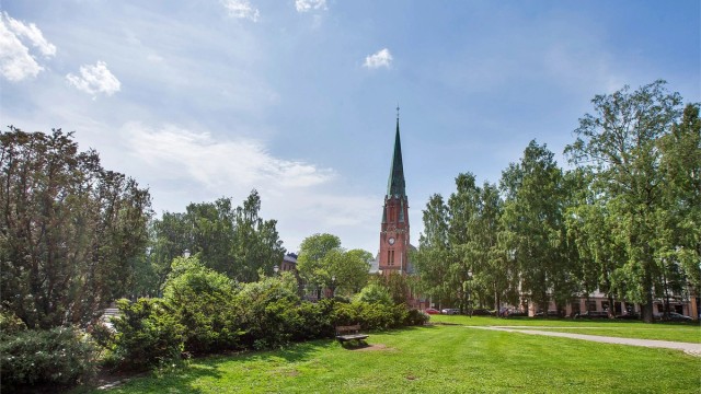 I motsatt retning, innover mot Grünerløkka, finner du idylliske Birkelunden.