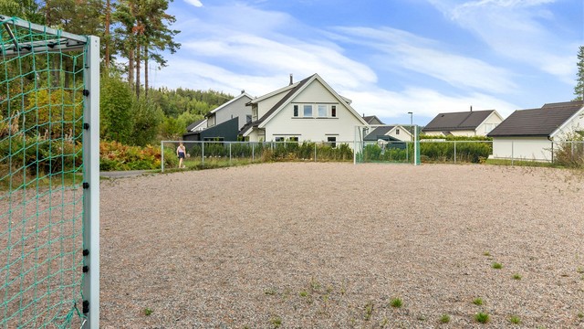 Ballbane og grøntarealer ligger lett tilgjengelig i det barnevennlige nærområdet.