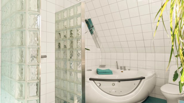 - Innredet med boblebadekar og dusj -