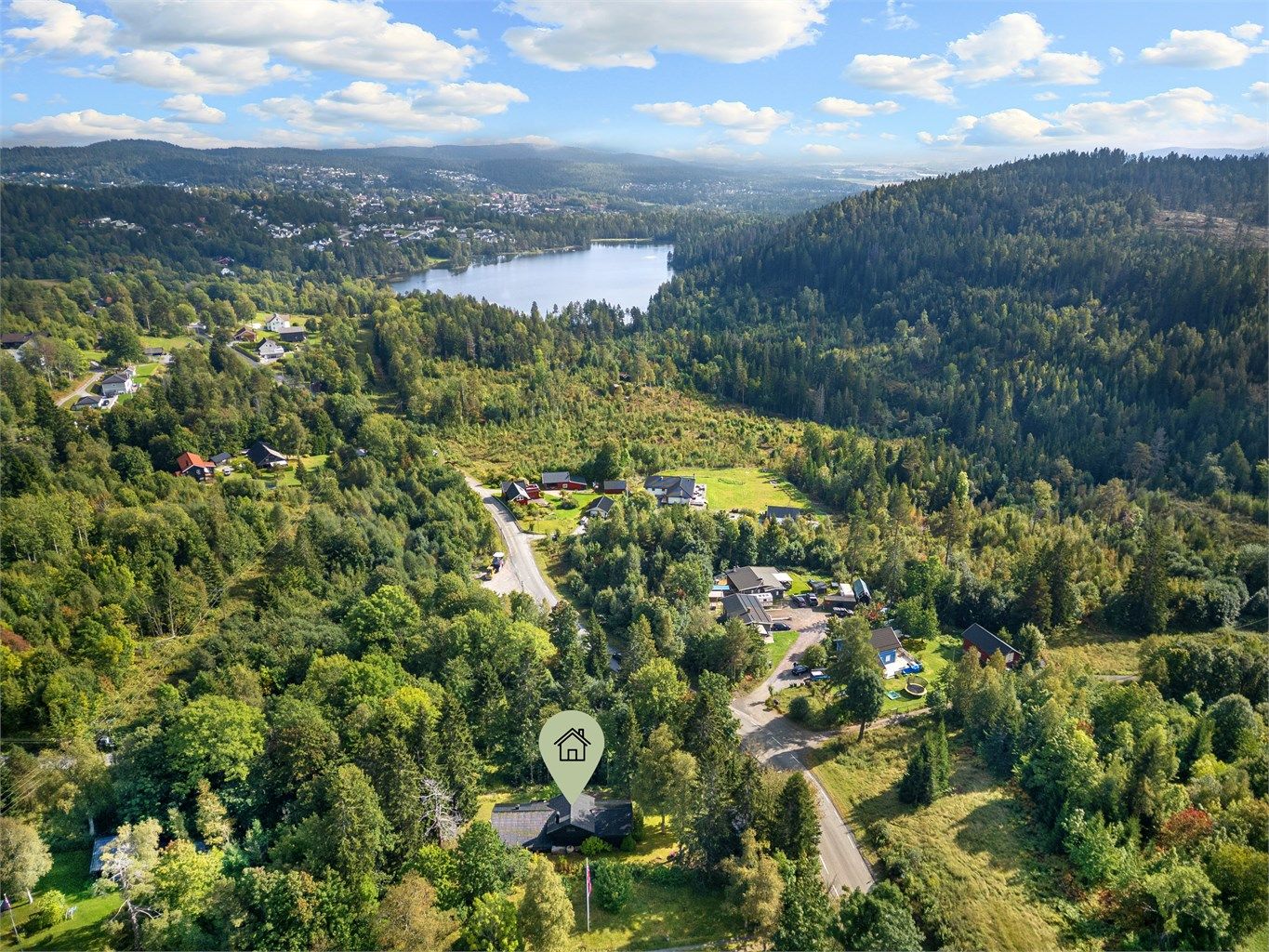 Kort gangavstand til bussholdeplass langs Stubberudveien (Grinderudbakken) med forbindelser til Drammen sentrum og Eikerdelet.