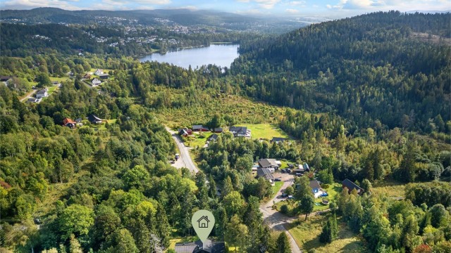 Kort gangavstand til bussholdeplass langs Stubberudveien (Grinderudbakken) med forbindelser til Drammen sentrum og Eikerdelet.