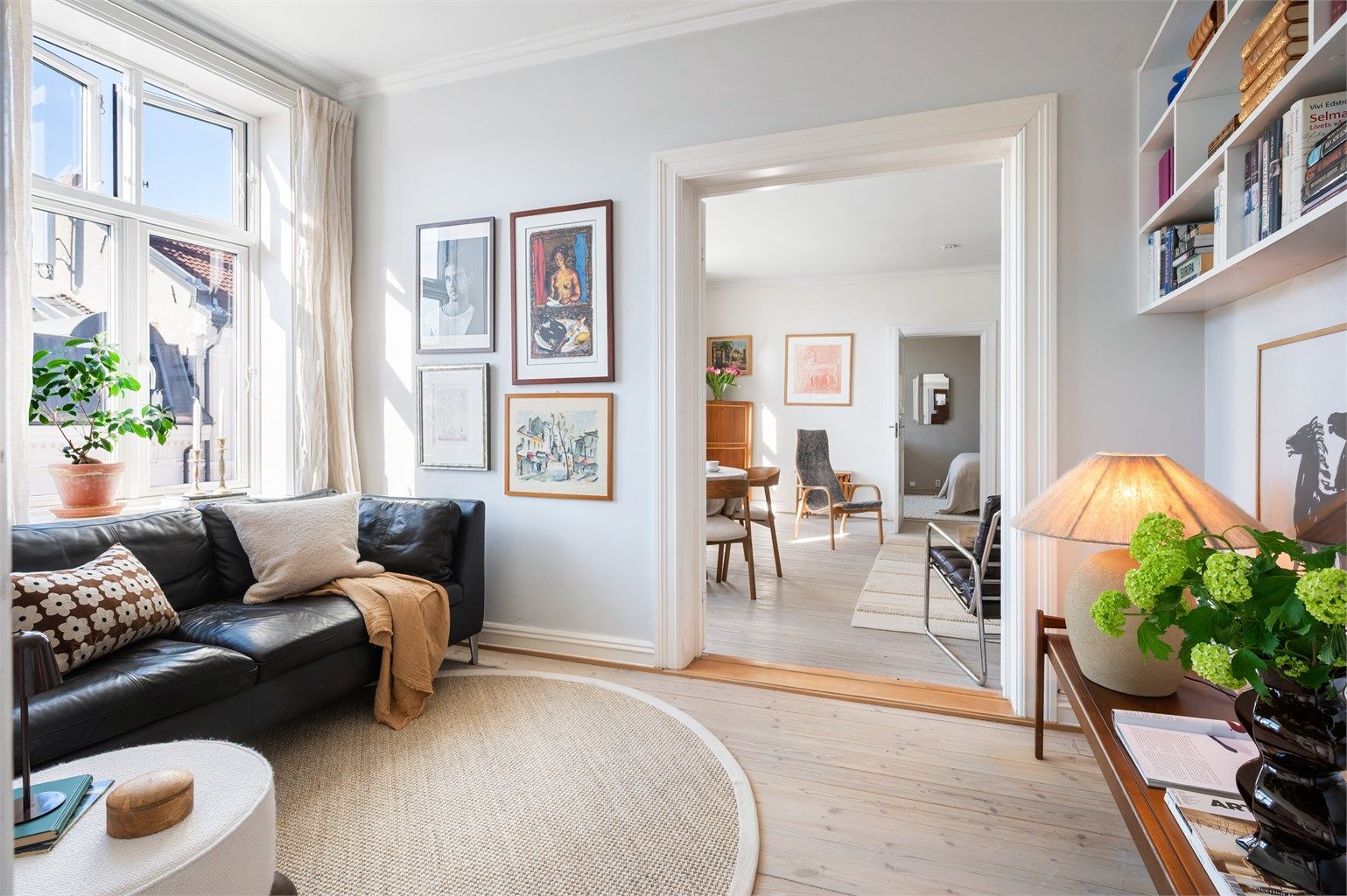 Fra TV-stuen er det åpen siktlinje gjennom stuen, noe som gir en god romflyt.