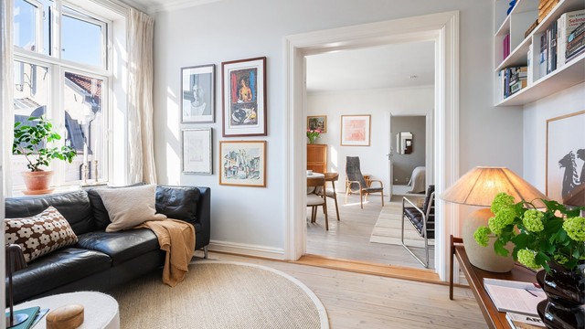 Fra TV-stuen er det åpen siktlinje gjennom stuen, noe som gir en god romflyt.