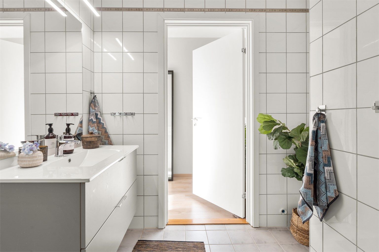 Lyst og pent flislagt bad med gulvvarme.