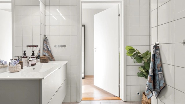 Lyst og pent flislagt bad med gulvvarme.
