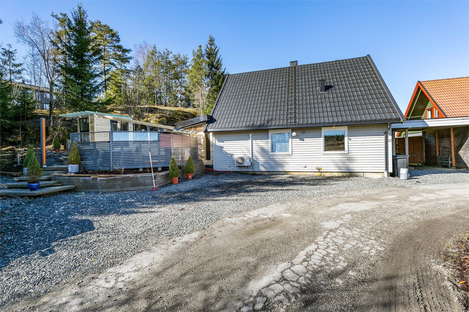 Utenom carporten er det oppstillingsmulighet for flere biler på gårdsplassen foran boligen.