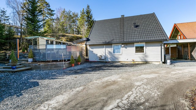 Utenom carporten er det oppstillingsmulighet for flere biler på gårdsplassen foran boligen.