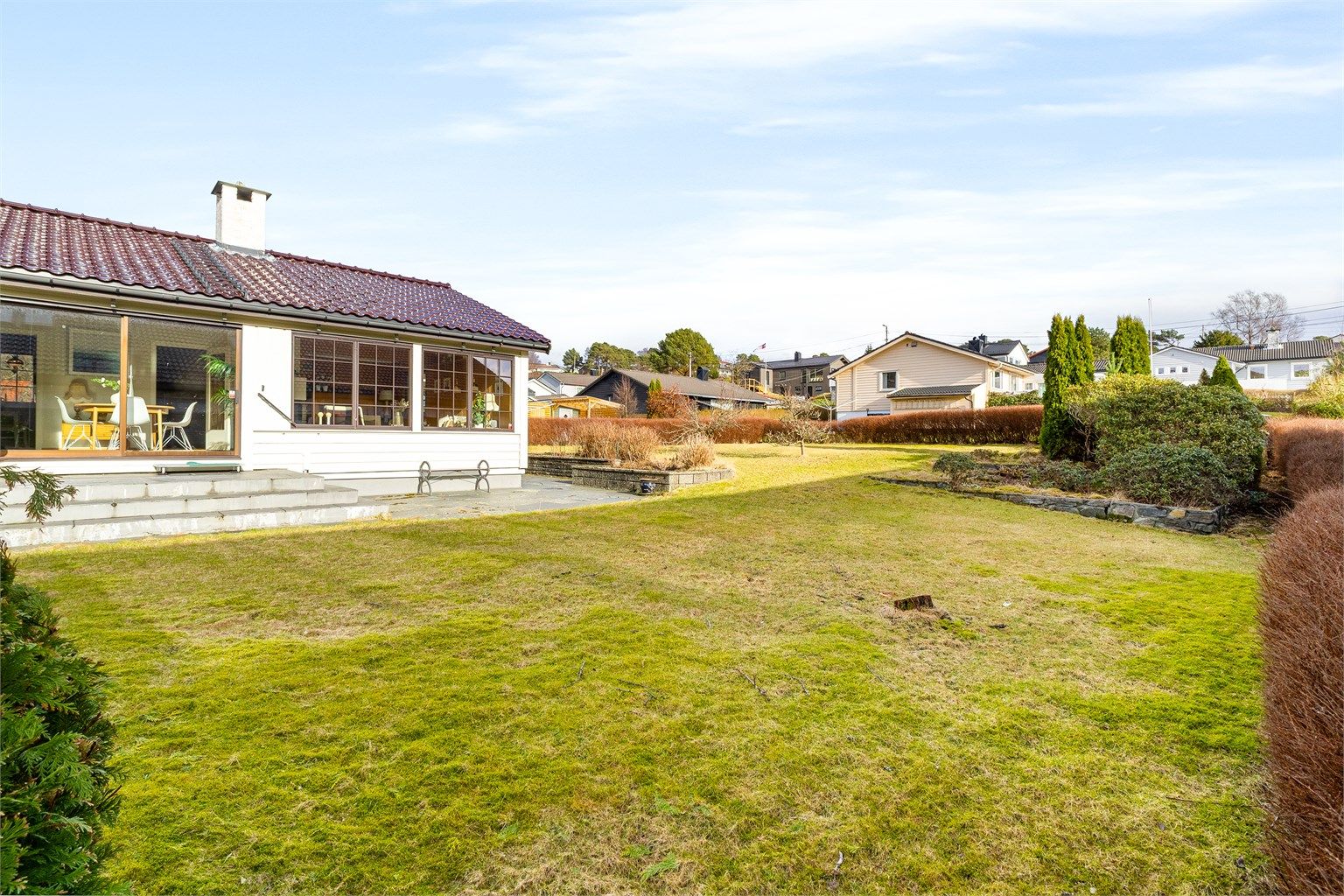 Tomten er hovedsakelig flat og opparbeidet med stort plenareal. God plass til trampoline for de minste.