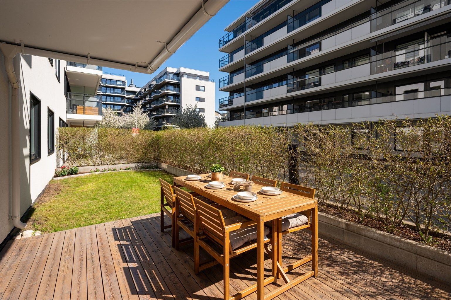 Sydvestvendt terrasse av fin størrelse med platting på ca. 51 kvm 
