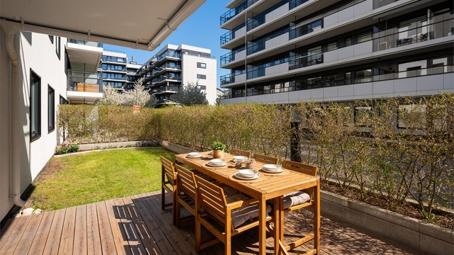 Sydvestvendt terrasse av fin størrelse med platting på ca. 51 kvm