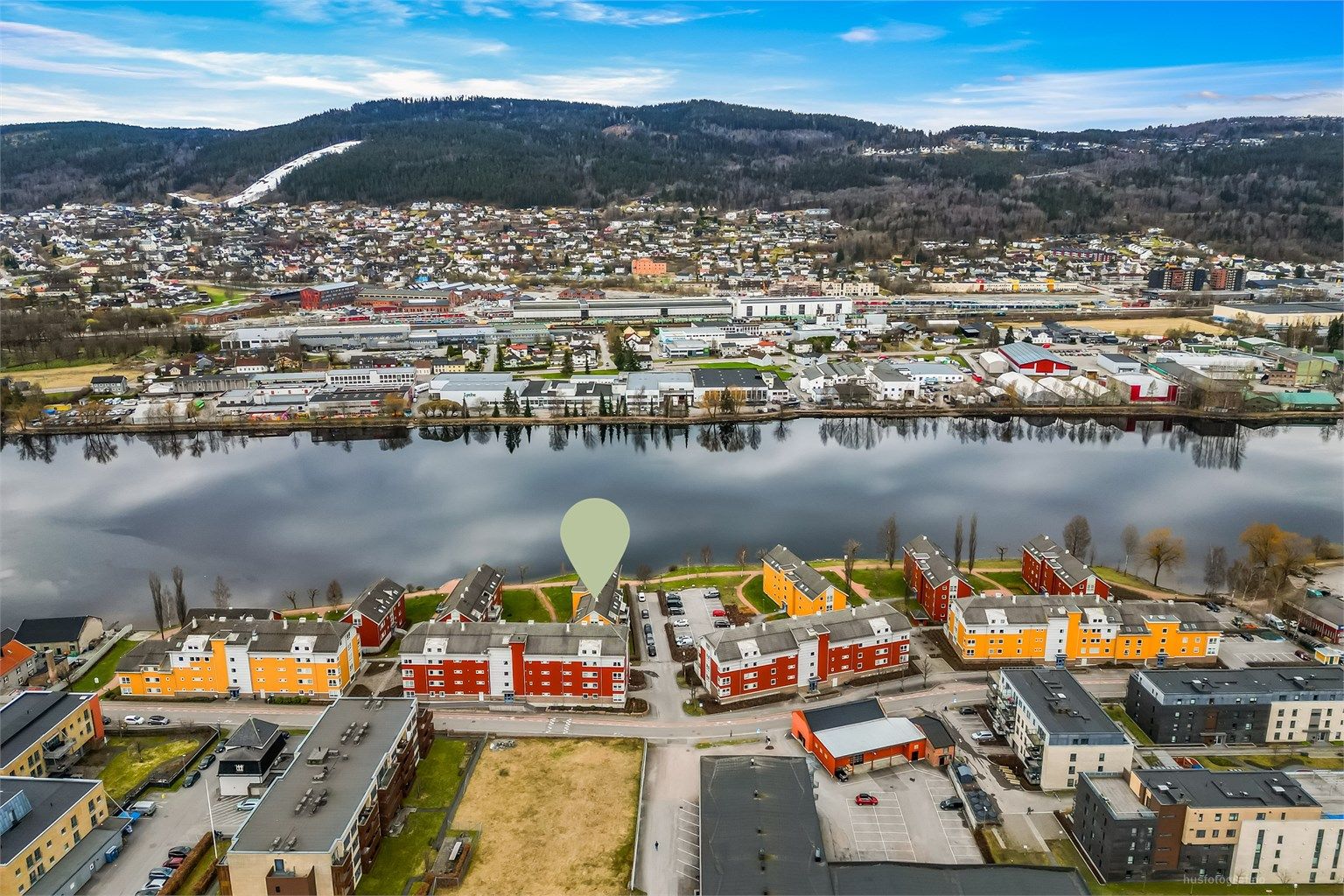 Fra eiendommen er det praktisk avstand til sentrum med alle servicetilbud/butikker og offentlig kommunikasjon.