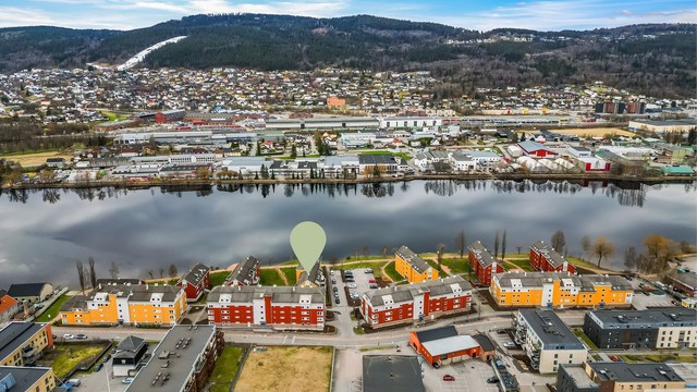 Fra eiendommen er det praktisk avstand til sentrum med alle servicetilbud/butikker og offentlig kommunikasjon.
