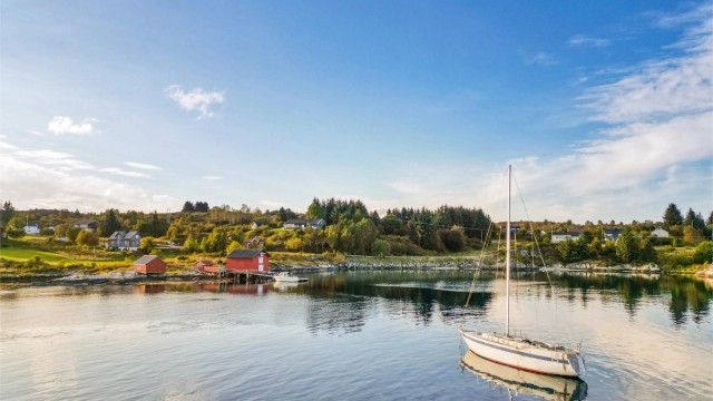 Hitra er den største øya i Sør-Norge, og er forbundet med fastlandet via en undersjøisk tunnel. Her vil du oppleve en svært vakker og varierende natur, med nær tilknytning til havet.