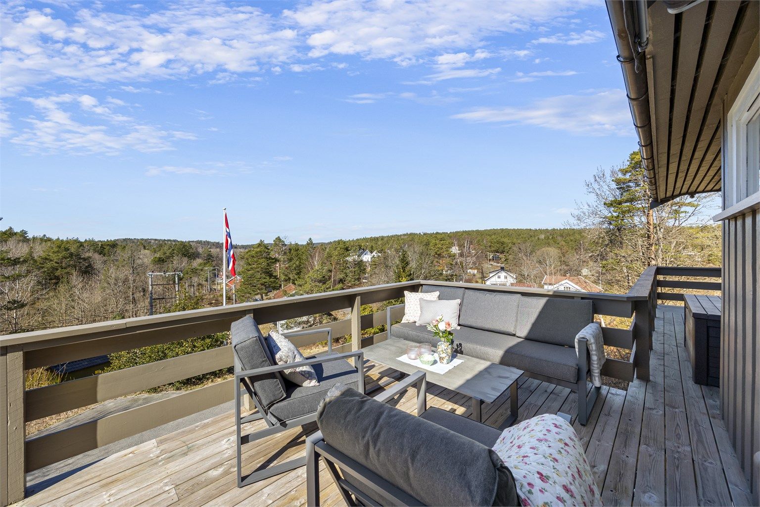 Den store terrassen har god plass til flere sittegrupper og gir en flott utsikt over omgivelsene.