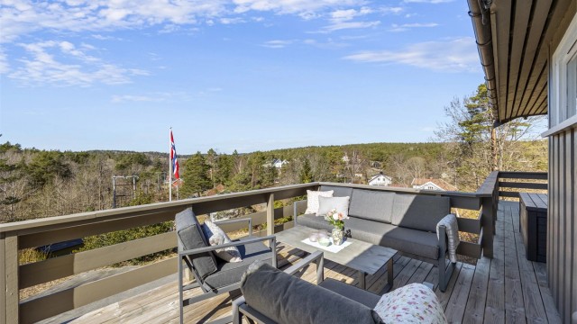 Den store terrassen har god plass til flere sittegrupper og gir en flott utsikt over omgivelsene.