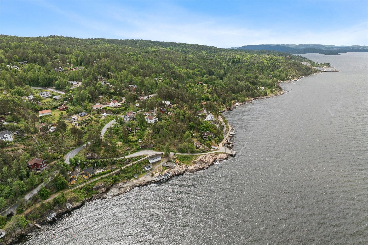 Like nedenfor eiendommen går den idylliske kyststien som slynger seg langs fjorden fra Alværn via Svestad til Fagerstrand
