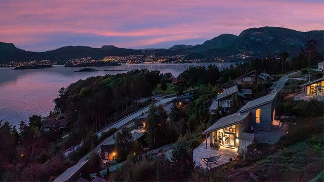 Svines 36, er en sjarmerende, koselig og fin hytte, med nydelig utsikt mot sjø og fjell, kun 40 min kjøring fra Stavanger.