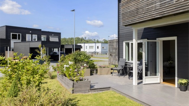 Leiligheten er en endeseksjon med trappefri adkomst og egen hage.