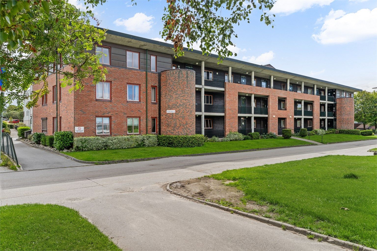 Leiligheten ligger i Borettslaget Madlamarktunet, som består av to velholdte blokker.