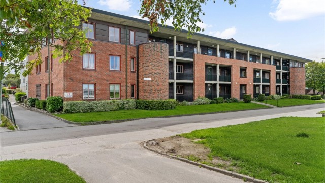 Leiligheten ligger i Borettslaget Madlamarktunet, som består av to velholdte blokker.