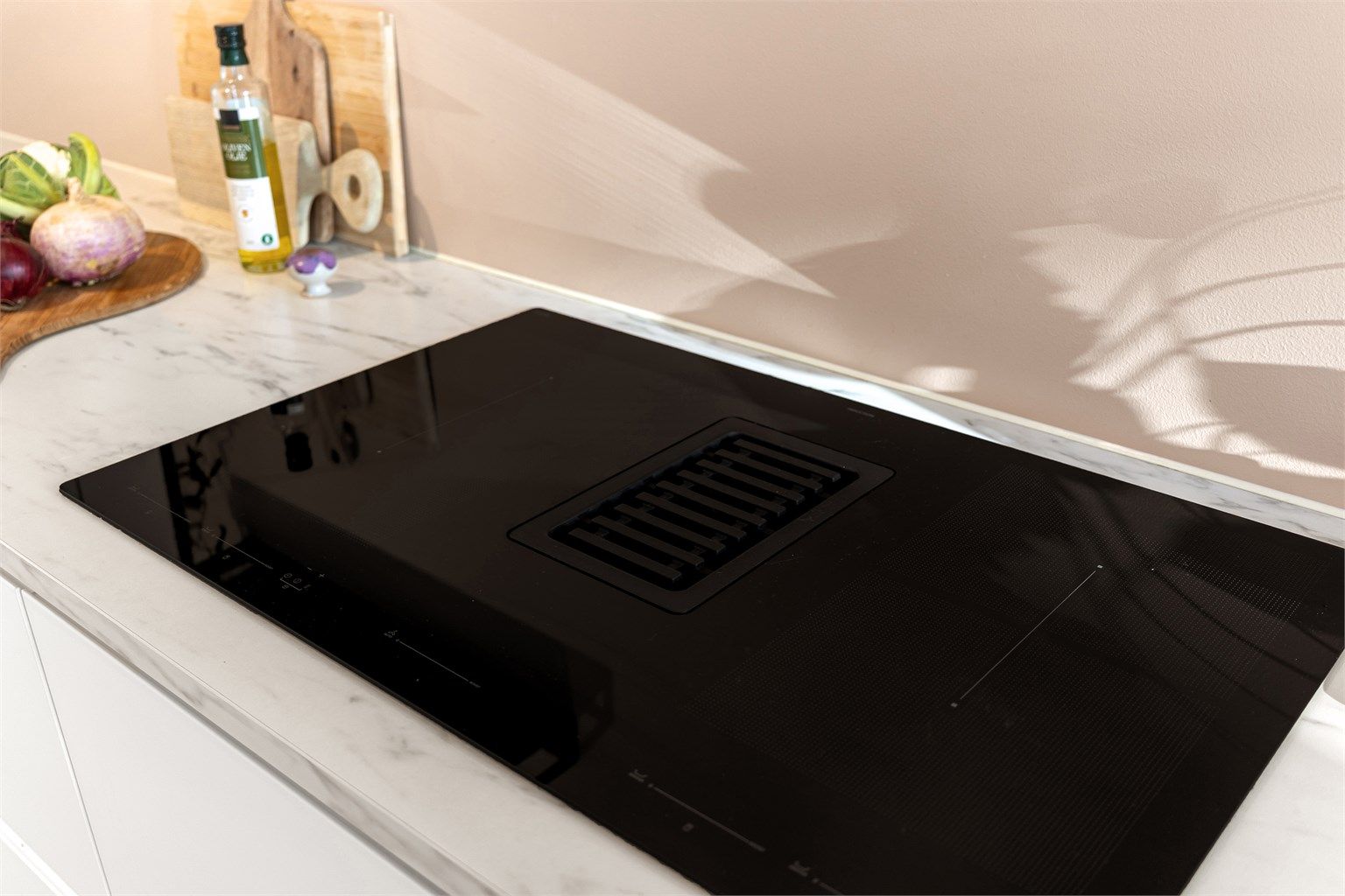 Platetopp med integrert ventilator nedfelt i den laminerte benkeplaten.