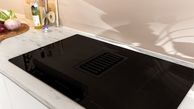 Platetopp med integrert ventilator nedfelt i den laminerte benkeplaten.