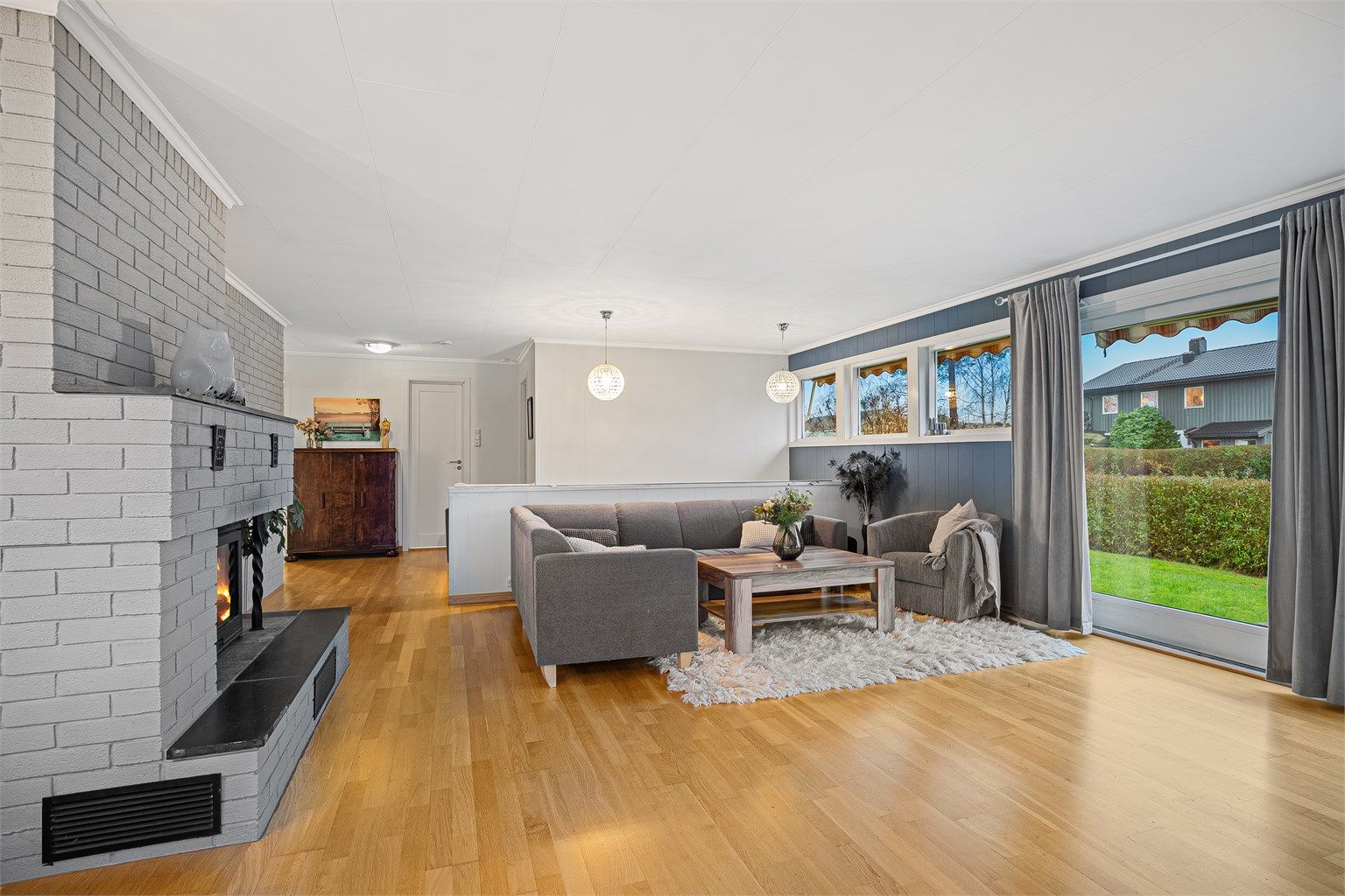 Sofagruppen rett med ildsted, for en ekstra stemning