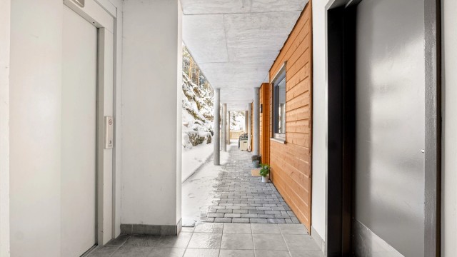 Leiligheten ligger i en høy første etasje med umiddelbar tilkomst fra garasje på høyre side.