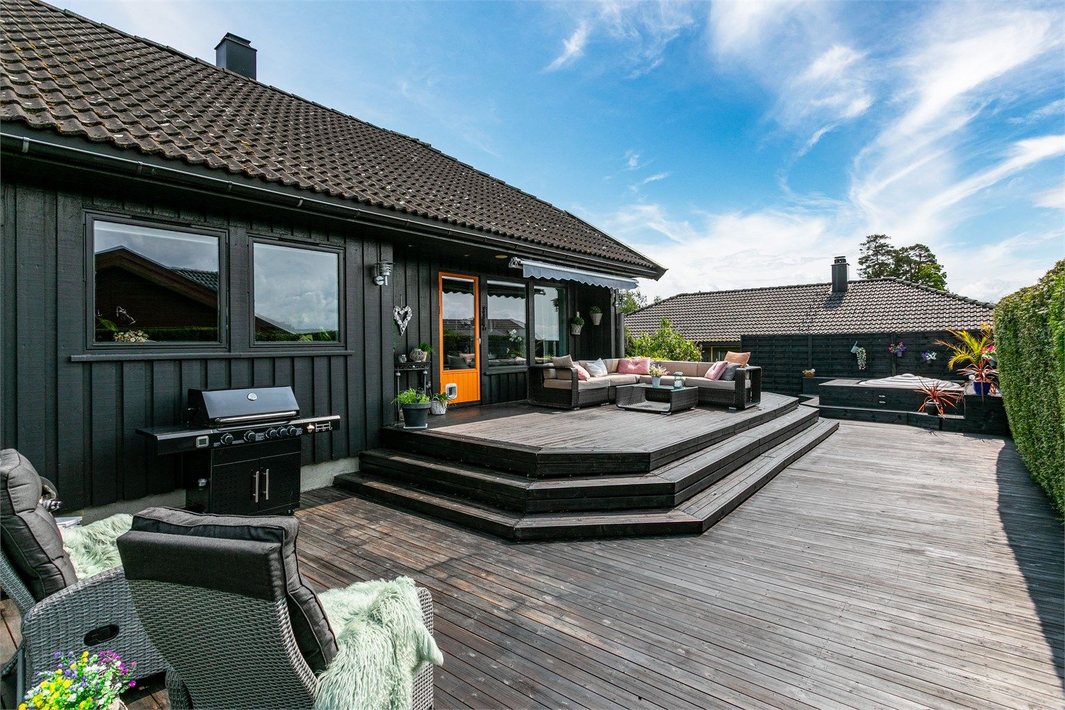 Flere påkostninger er i senere år gjort utvendig som innvendig. Ny terrasse på hele 100 kvm. tilbyr et stort, flott uterom i hagen.