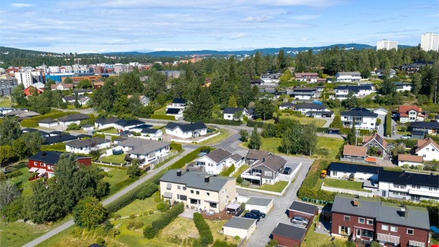 Triaden og Strømmen Storsenter ligger begge en kort kjøretur unna, med et bredt utvalg av butikker, serveringssteder og servicetilbud.