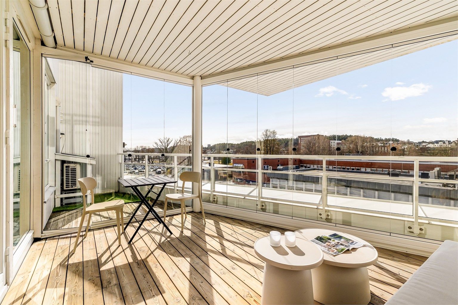Romslig, innglasset veranda på 12,2 m². Innglassingen ble ferdigstilt i 2017 og utvider bruksarealet store deler av året.