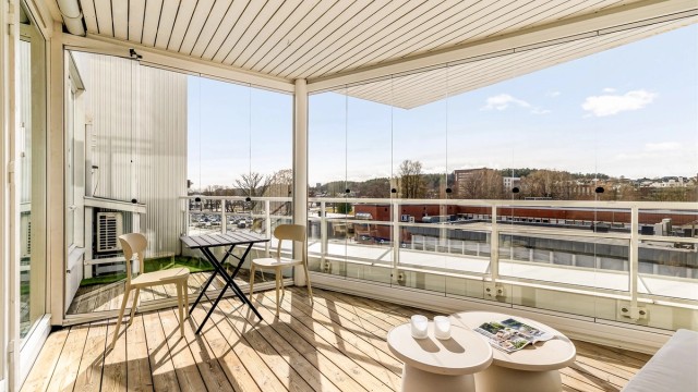 Romslig, innglasset veranda på 12,2 m². Innglassingen ble ferdigstilt i 2017 og utvider bruksarealet store deler av året.