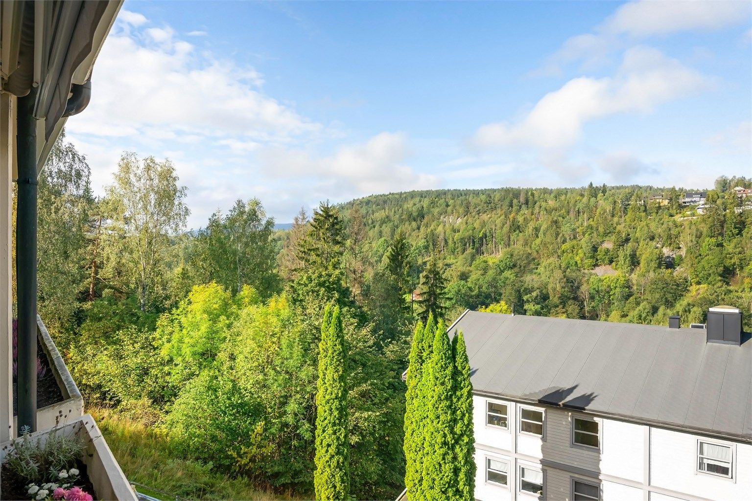 Dette er en lys og innbydende 2-roms leilighet med god og luftig planløsning