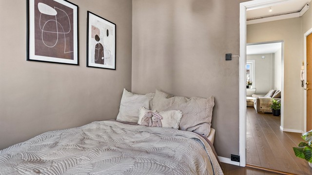 Soverommet har plass til seng og garderobeskap. Rommet vender mot en rolig bakgård.