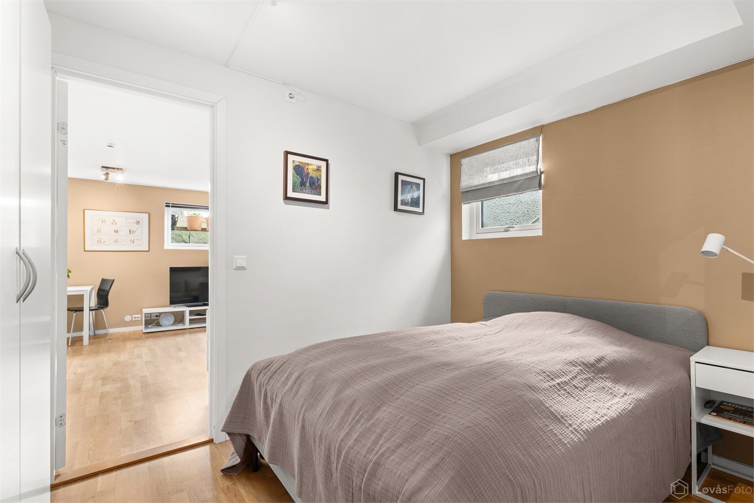 Soverommet i hybelen har parkett på gulvet og plass til seng og garderobe.