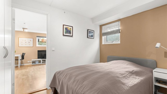 Soverommet i hybelen har parkett på gulvet og plass til seng og garderobe.