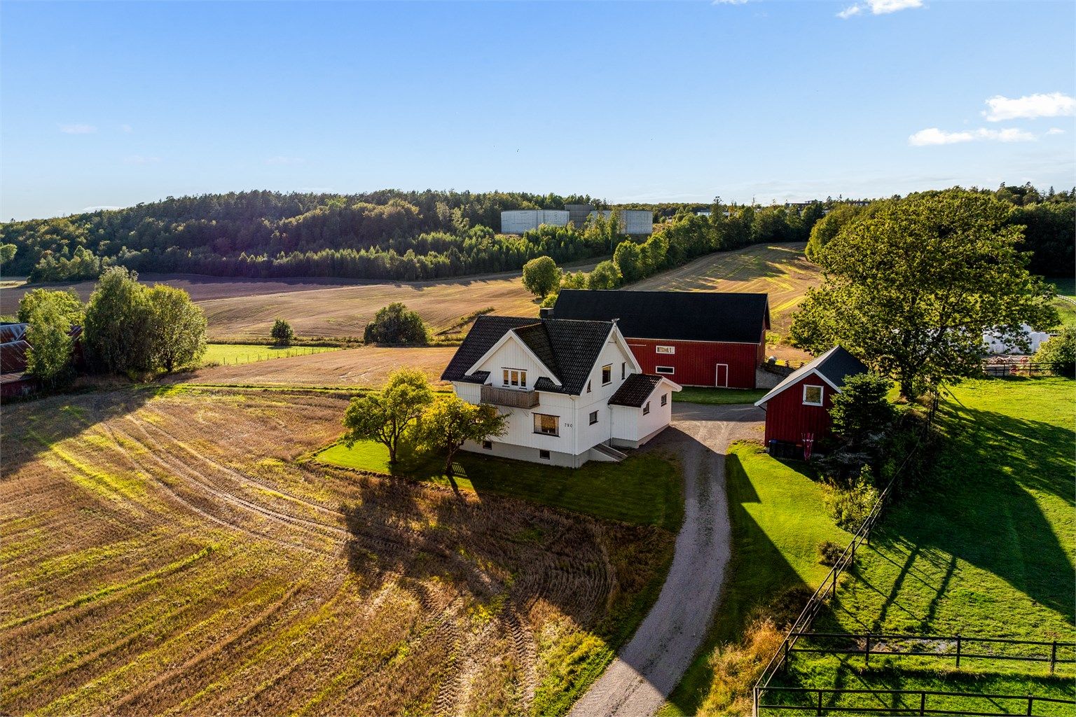 Våningshuset er oppført over tre plan og danner sammen med driftsbygningene et tradisjonelt gårdstun.